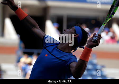 New York, Stati Uniti. Il 29 agosto, 2016. La Spagna di Rafael Nadal che serve durante il suo match di primo turno contro Denis Istomin dell Uzbekistan nel primo round di U.S. Aprire i campionati di tennis a Flushing Meadows, New York Lunedì, Agosto 29th. Credito: Adam Stoltman/Alamy Live News Foto Stock