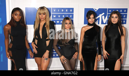 New York, New York, Stati Uniti d'America. 28 Agosto, 2016. NORMANDI KORDEI, Dina JANE HANSEN, alleato BROOKE, CAMILA CABELLO e LAUREN JAUREGUI dalla quinta armonia frequentare gli arrivi al 2016 MTV Video Music Awards che si è tenuto presso il Madison Square Garden. © Nancy Kaszerman/ZUMA filo/Alamy Live News Foto Stock