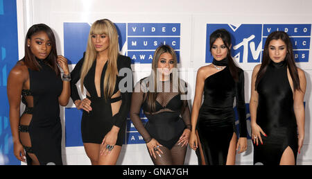 New York, New York, Stati Uniti d'America. 28 Agosto, 2016. NORMANDI KORDEI, Dina JANE HANSEN, alleato BROOKE, CAMILA CABELLO e LAUREN JAUREGUI dalla quinta armonia frequentare gli arrivi al 2016 MTV Video Music Awards che si è tenuto presso il Madison Square Garden. © Nancy Kaszerman/ZUMA filo/Alamy Live News Foto Stock