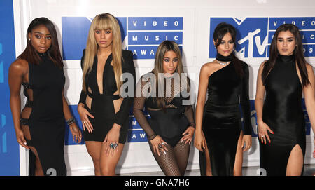 New York, New York, Stati Uniti d'America. 28 Agosto, 2016. NORMANDI KORDEI, Dina JANE HANSEN, alleato BROOKE, CAMILA CABELLO e LAUREN JAUREGUI dalla quinta armonia frequentare gli arrivi al 2016 MTV Video Music Awards che si è tenuto presso il Madison Square Garden. © Nancy Kaszerman/ZUMA filo/Alamy Live News Foto Stock