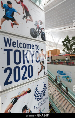 I viaggiatori a piedi passato a Tokyo Giochi Paralimpici pubblicità su display a Tokyo International Airport il 30 agosto 2016, Tokyo, Giappone. Tra il 24 agosto e 10 ottobre l'aeroporto è la visualizzazione di molte Benvenuto a Tokyo 2020 indicazioni per promuovere il 2020 Giochi olimpici estivi. © Rodrigo Reyes Marin/AFLO/Alamy Live News Foto Stock