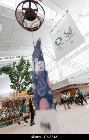 I viaggiatori a piedi passato a Tokyo Giochi Olimpici e Paraolimpici pubblicità su display a Tokyo International Airport il 30 agosto 2016, Tokyo, Giappone. Tra il 24 agosto e 10 ottobre l'aeroporto è la visualizzazione di molte Benvenuto a Tokyo 2020 indicazioni per promuovere il 2020 Giochi olimpici estivi. © Rodrigo Reyes Marin/AFLO/Alamy Live News Foto Stock