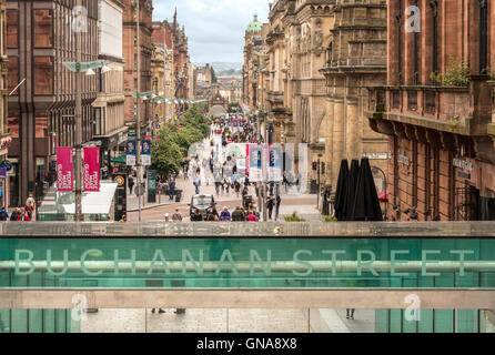 Glasgow Buchanan Street una famosa strada per lo shopping. Ingresso alla stazione della metropolitana. Foto Stock