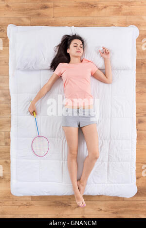 Positivo giovane donna giaceva sul letto Foto Stock