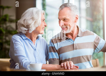 Amorevole positiva matura in appoggio nel cafe Foto Stock