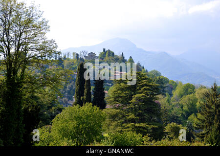 Alcune case nelle colline sopra Bergamo Italia. Foto Stock