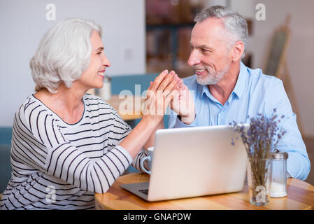 Amorevole positiva matura in appoggio nel cafe Foto Stock