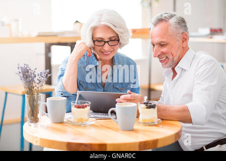 Positivo coppia senior in appoggio insieme Foto Stock