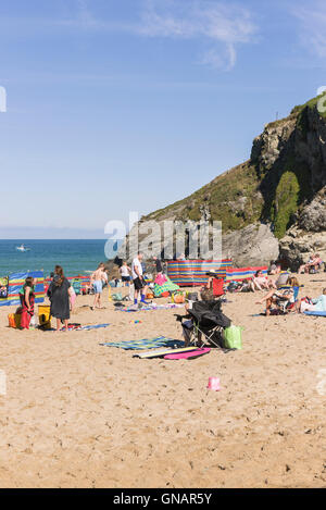 I turisti sulla Lusty Glaze beach in Newquay, Cornwall. Foto Stock