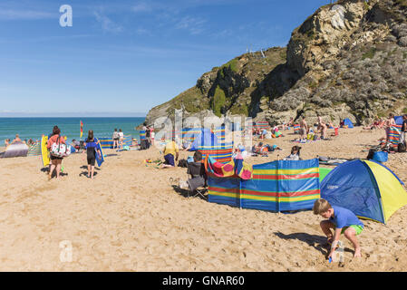 I turisti sulla Lusty Glaze beach in Newquay, Cornwall. Foto Stock