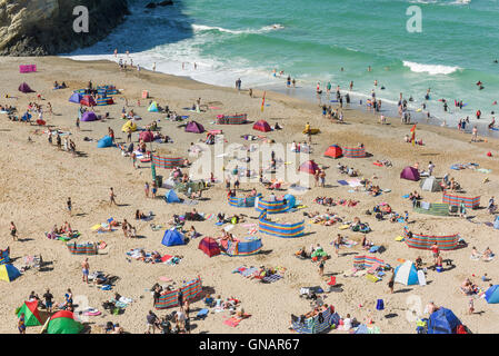 I villeggianti rilassatevi sulla Lusty Glaze beach in Newquay, Cornwall. Foto Stock