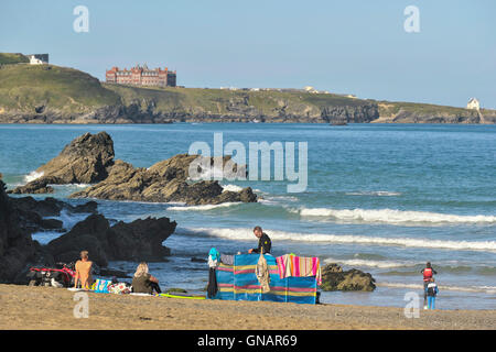 I turisti sulla Lusty Glaze beach in Newquay, Cornwall. Foto Stock