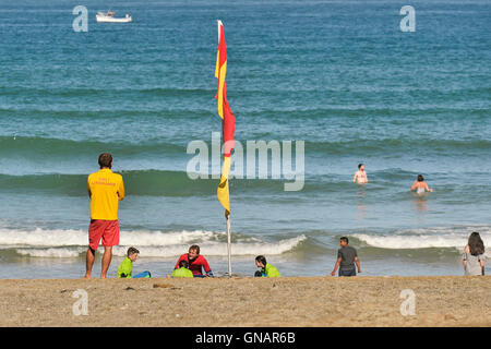 Un bagnino RNLI sul dazio sulle Lusty Glaze beach in Newquay, Cornwall. Foto Stock