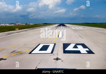 Vista lungo una pista di atterraggio di un aereo che sta per decollare (Dall'Aeroporto Marco Polo di Venezia, Italia) Foto Stock