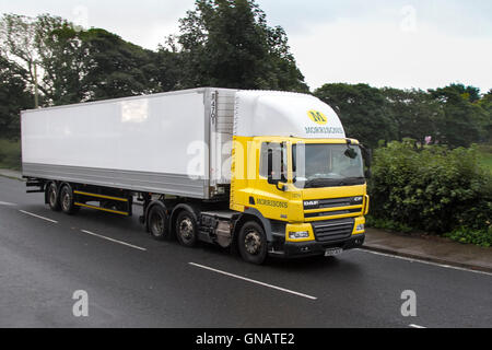 Morrisons DAF CF veicolo di consegna in rotta a Ormskirk. Lancashire, Regno Unito Foto Stock