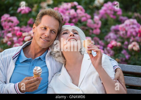 L'uomo sorrisi e abbracci donna. Foto Stock