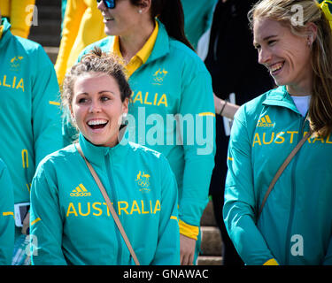 Sydney, Australia. Il 29 agosto, 2016. Sparatutto australiano e medaglia d'oro concorrente pentathlon Chloe Esposito (L) e Australian Campione del Mondo vogatore e medaglia d'Oro Olimpica titolare Kimberley 'KIM' Brennan ha mostrato durante il accolto home cerimonia sul piazzale della Opera House di Sydney. Credito: Hugh Peterswald/Pacific Press/Alamy Live News Foto Stock