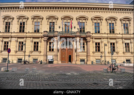 BUDAPEST, Ungheria - 20 Maggio: facciata di Andrassy (AUB) palazzo universitario nella città di Budapest il 20 maggio 2016. Foto Stock