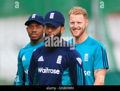 L'Inghilterra del Ben Stokes (a destra) durante la sessione di reti a Trent Bridge, Nottingham. Foto Stock