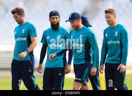 L'Inghilterra del Moeen Ali (centro sinistra) al fianco del suo compagno di squadra Jonny Bairstow durante la sessione di reti a Trent Bridge, Nottingham. Foto Stock