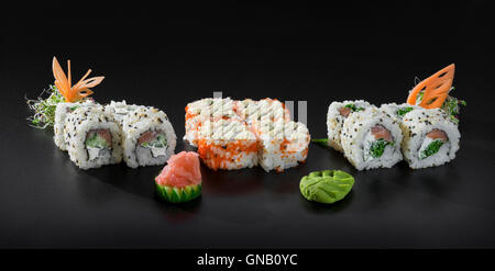 Nuovo set di Uramaki sushi rotoli decorate con maionese giapponese e di sesamo Foto Stock