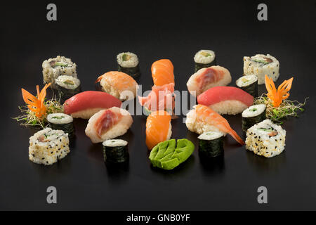 Grande set di sushi su sfondo nero Foto Stock