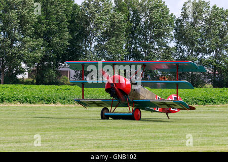 Fokker dr1 Triplano (Replica) G-BVGZ rullaggio lungo la pista dopo lo sbarco Breighton Airfield Foto Stock