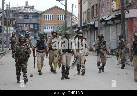 Srinagar Kashmir. Il 29 agosto, 2016. Indian truppe paramilitari imporre coprifuoco a Srinagar la capitale estiva della controllata indiana del Kashmir. Scontri violenti scoppiati in tutta Srinagar dopo le autorità governative hanno sollevato coprifuoco da molte parti del Kashmir.oltre settanta civili sono stati uccisi in Kashmir indiano dalla forza di sicurezza poiché l uccisione del comandante militante Burhan Wani. Credito: Faisal Khan/Pacific Press/Alamy Live News Foto Stock