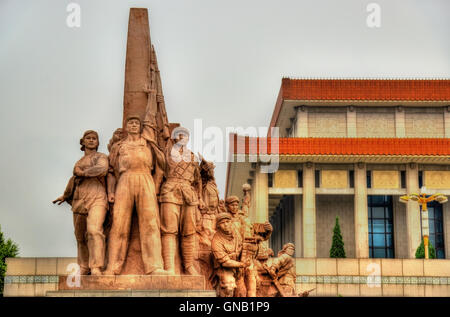 Statue rivoluzionaria presso il Mausoleo di Mao Zedong a Pechino Foto Stock