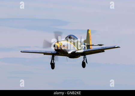 Titan T-51 Mustang G-CY 'l'Millie P' G-TSIM in volo a Breighton Airfield Foto Stock