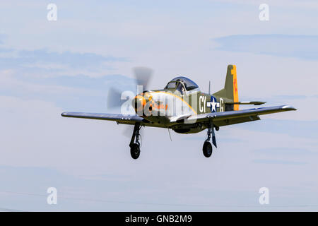 Titan T-51 Mustang G-CY 'l'Millie P' G-TSIM in volo a Breighton Airfield Foto Stock