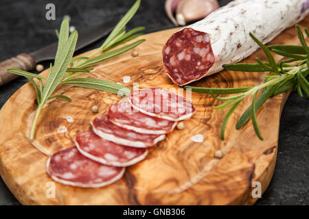 Salame su sfondo scuro Foto Stock