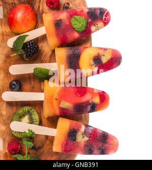 Bacca fatti in casa e frutta ice pop vista superiore Foto Stock