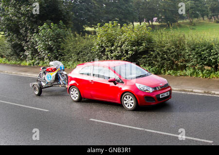 In traino; un classico vintage motorbioke en-route a Ormskirk MotorFest con i motocicli, super cars, classici auto nel centro storico della città, nel Lancashire, Regno Unito Foto Stock