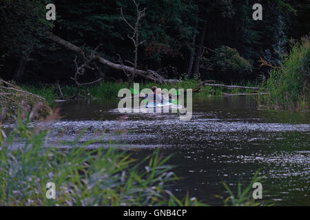 Il kayak sul fiume Krutyn nel Krutynia riserva naturale situato nel Masurian Lake District o Masurian Lakeland a Lake District nel nord-est della Polonia Foto Stock