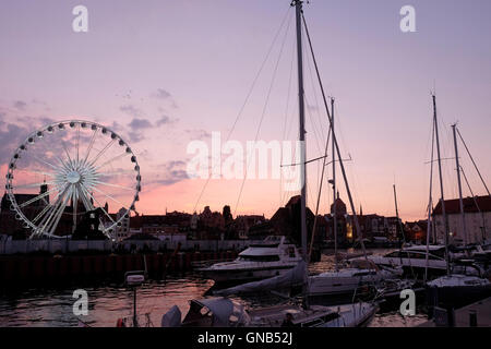 Vista del "Amber Sky" Ferris situato sull'Isola di magazzino nella città di Danzica Polonia settentrionale Foto Stock