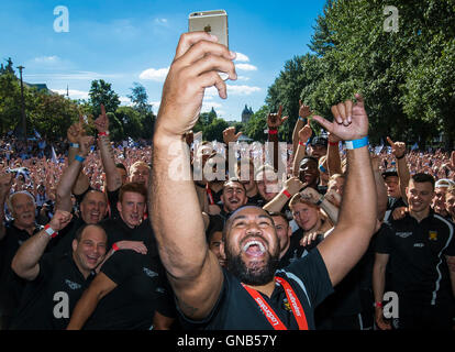 Hull FC's Frank Pritchard prende un selfie con compagni di squadra durante un evento in Queens Gardens a seguito di un open top bus tour sfilata attraverso il centro di Hull. Foto Stock