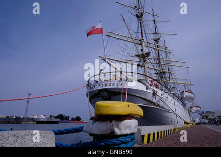 Il Dar Pomorza un polacco full-truccate veliero costruito nel 1909 che è conservata come un museo nave ormeggiata permanentemente nel porto marittimo di Gdynia in Gdansk Bay nord Polonia Polonia Foto Stock