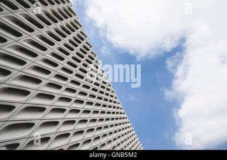 Dettagli esterni di ampio museo di arte contemporanea e Sky, Los Angeles, California, Stati Uniti d'America Foto Stock