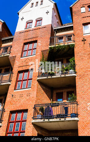 Lund, Svezia - 24 agosto 2016: incantevoli balconi su piccole alto edificio di appartamenti. Foto Stock