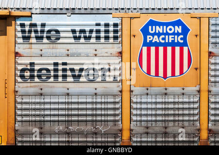 Union Pacific nome sul lato di un carro ferroviario contenitore. Foto Stock