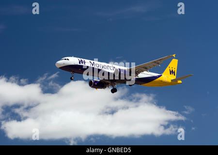 La Monarch Airlines Airbus A321 avvicinando l'Aeroporto di Birmingham, UK (G-OZBH) Foto Stock