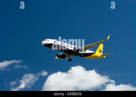 La Monarch Airlines Airbus A321 avvicinando l'Aeroporto di Birmingham, UK (G-ZBAD) Foto Stock