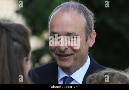 Leader del Fianna Fail Micheal Martin arriva per le esequie di Anglo Irish accordo deal-maker e ex tanaiste Peter Barry presso la chiesa di San Michele, Blackrock, sughero. Foto Stock