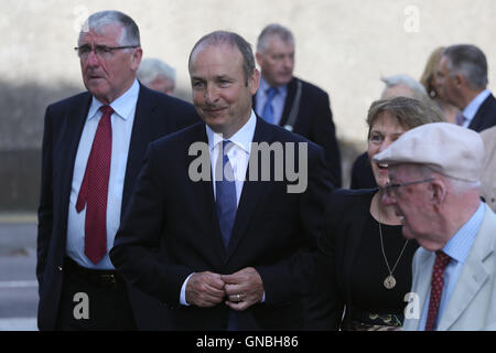 Leader del Fianna Fail Micheal Martin arriva per le esequie di Anglo Irish accordo deal-maker e ex tanaiste Peter Barry presso la chiesa di San Michele, Blackrock, sughero. Foto Stock