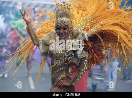 Ballerini di eseguire nella parata di lunedì durante il secondo e ultimo giorno del carnevale di Notting Hill, West London. Foto Stock