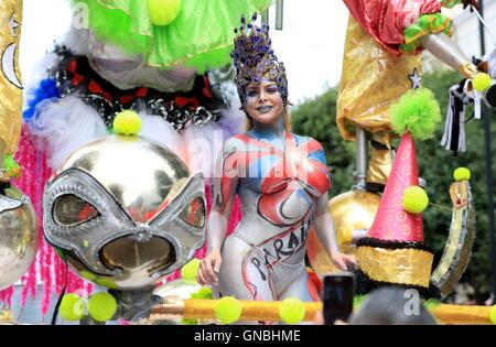 Ballerini di eseguire nella parata di lunedì durante il secondo e ultimo giorno del carnevale di Notting Hill, West London. Foto Stock