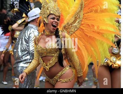 Ballerini di eseguire nella parata di lunedì durante il secondo e ultimo giorno del carnevale di Notting Hill, West London. Foto Stock