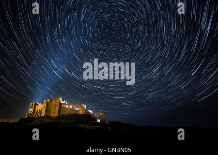 Un cielo notturno pieno di stelle a Bamburgh Castle in Northumberland, Regno Unito Foto Stock