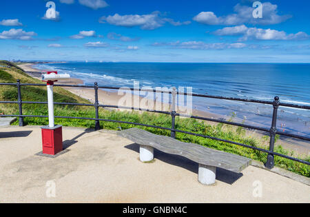 Il bianco e il rosso pay per view seaside telescopio, Saltburn in riva al mare Foto Stock